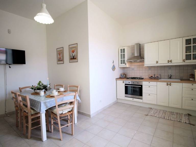 Apartment with garden — photo 4