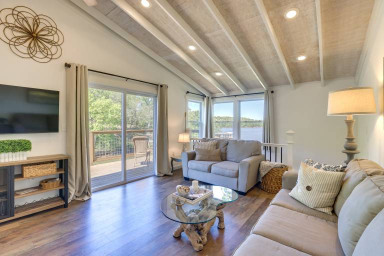 Private Hot Tub: Stunning Logan Martin Lake Home — photo 4