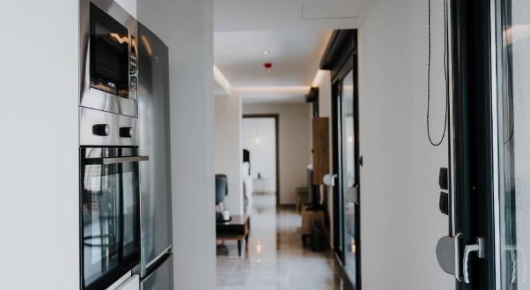 Apartment with patio — photo 4