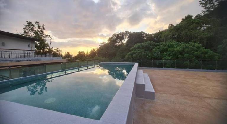 Villa with pool & jacuzzi in Patong