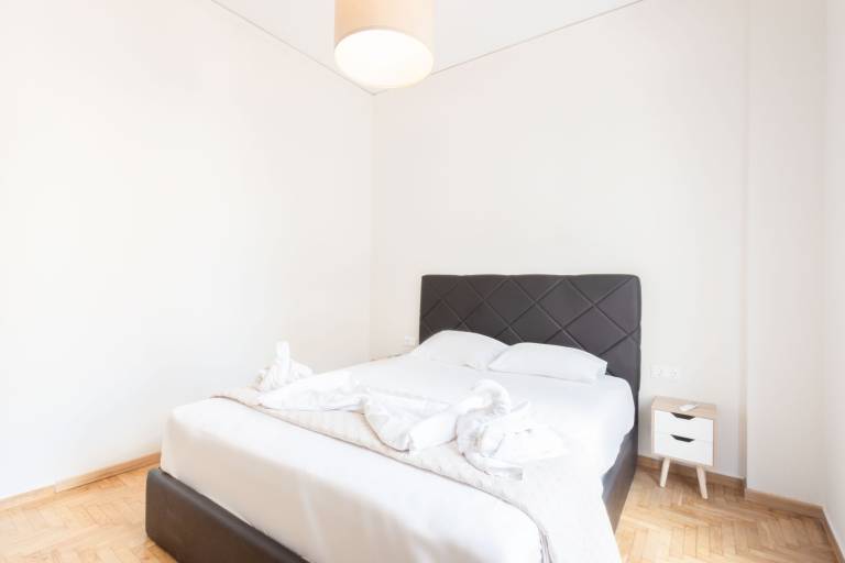 Holiday apartment with yard | City view — photo 4