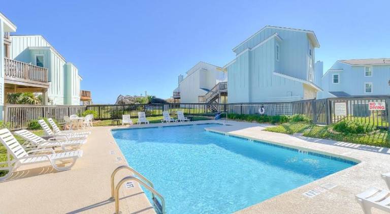 Vacation home with pool — photo 5