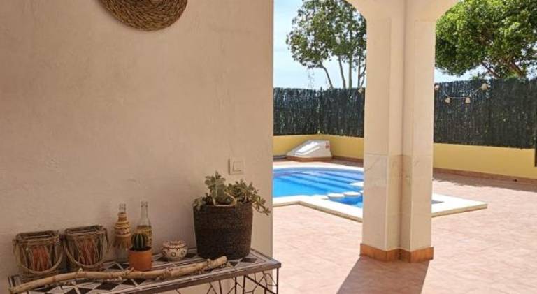 Villa with pool — photo 4