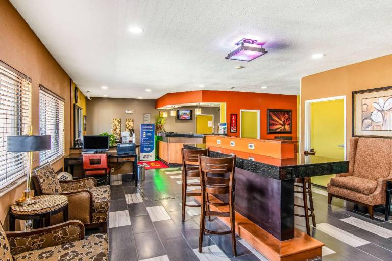Econo Lodge Topeka at Wanamaker — photo 4