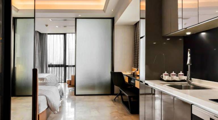 Serviced apartment with patio, garden & hot tub | Perfect for remote work — photo 2