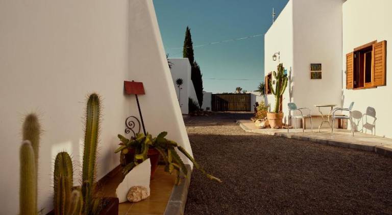 Rental apartment with yard, pool & patio — photo 3