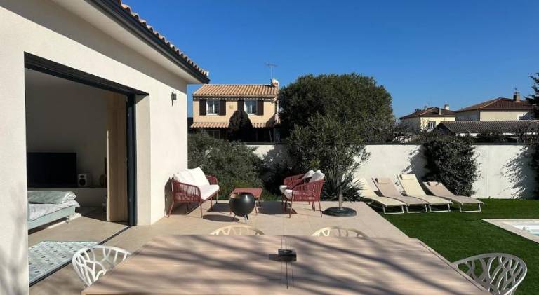 Villa with patio, garden & private pool — photo 5