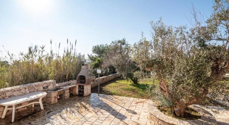 Villa with barbeque, yard & patio — photo 4