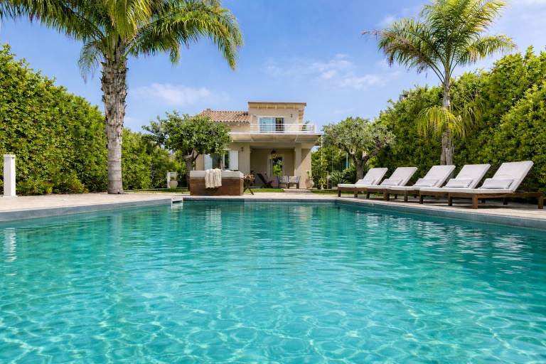 Children-friendly spacious villa with terrace, barbeque & private pool | Pool view | Dogs allowed in Ragusa