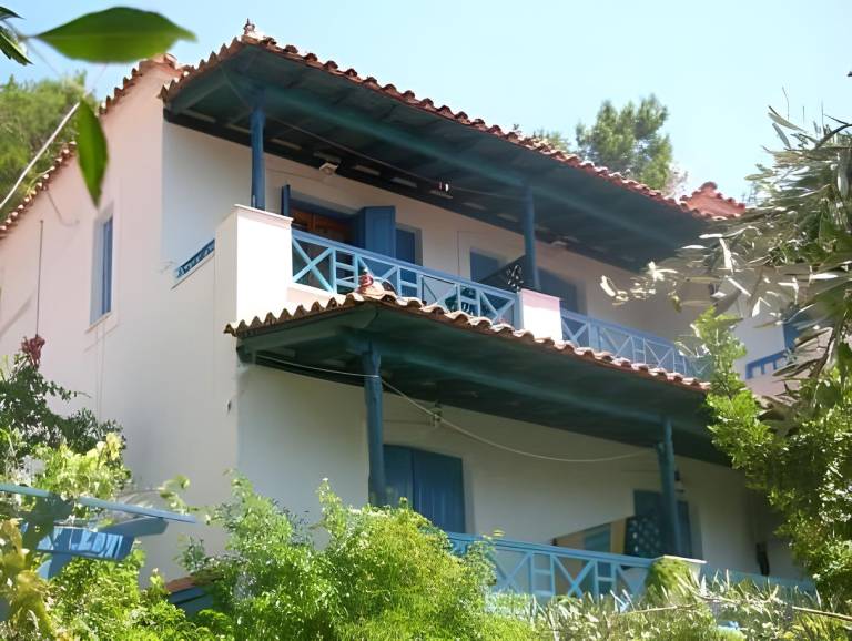 Rental apartment with patio, grill & yard in Samos
