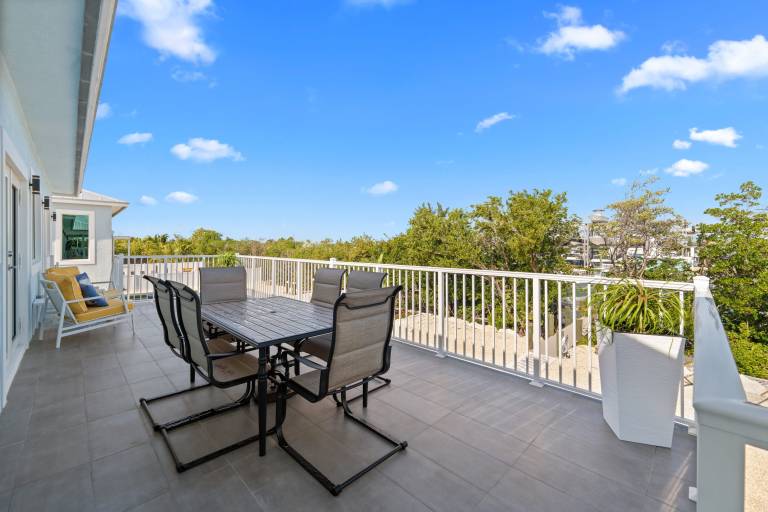 Blue Pearl Waterfront Oasis w Pool 70 Dock — photo 5