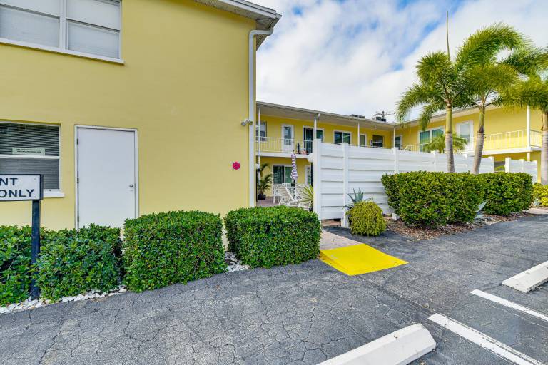 Walk to Venice Beach & Downtown! Couple's Condo in Venice, FL