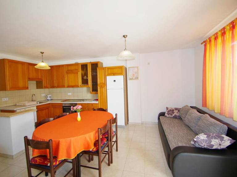 Apartment with BBQ, garden & terrace — photo 5