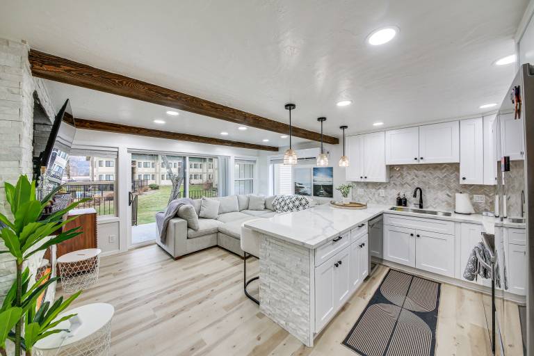 Seasonal Pool & Marina Condo on Lake Pend Oreille