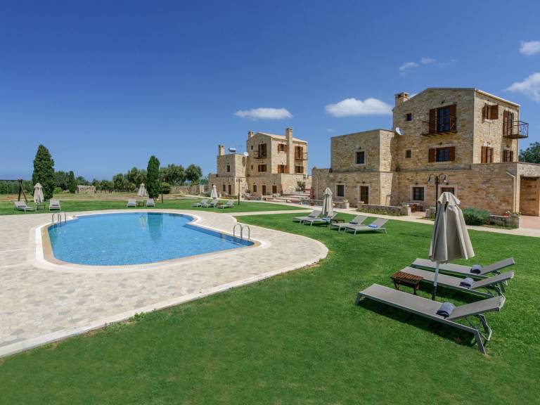 House with yard, barbeque & private pool — photo 4