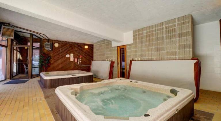 Holiday apartment with hot tub & pool — photo 3