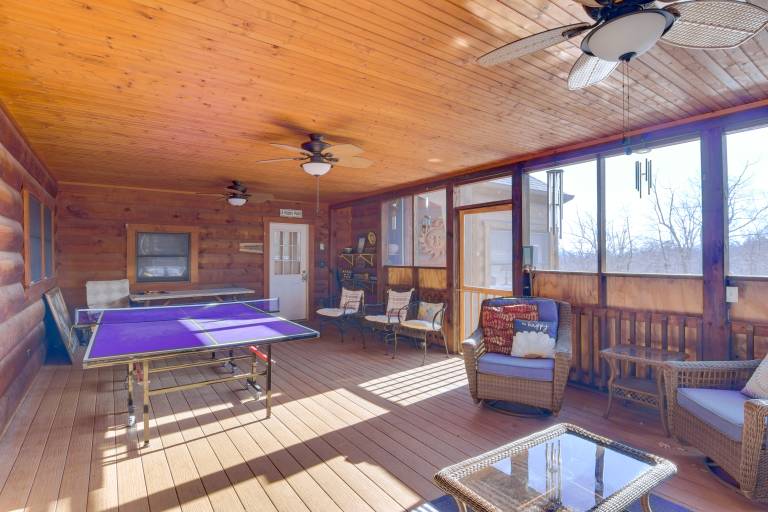 Pets Welcome! Shenandoah Log Home w/ Hot Tub — photo 3