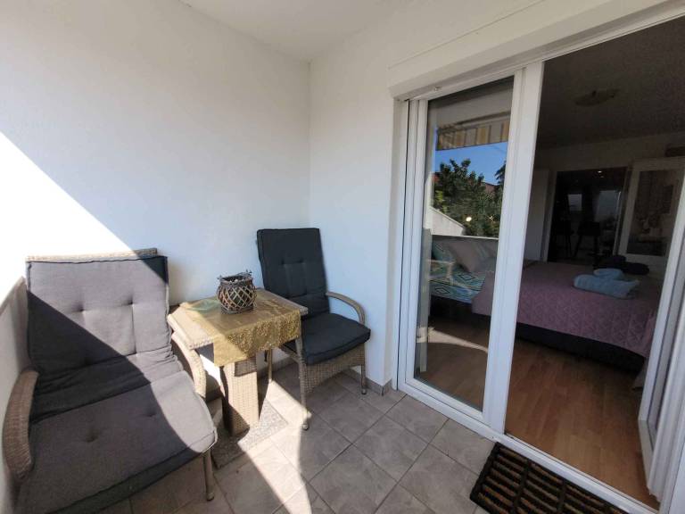 Apartment with yard, grill & patio — photo 3