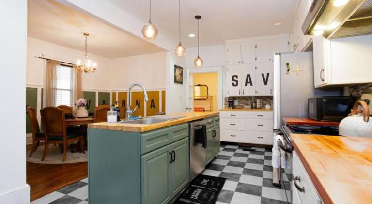 Charming house | Dogs allowed in Savannah, GA