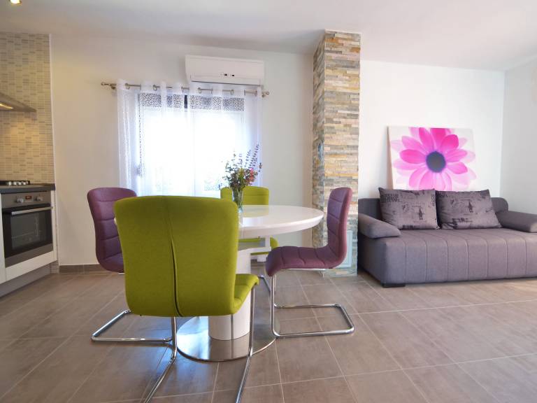 Vacation home with garden, barbeque & pool | Pets are welcome — photo 3
