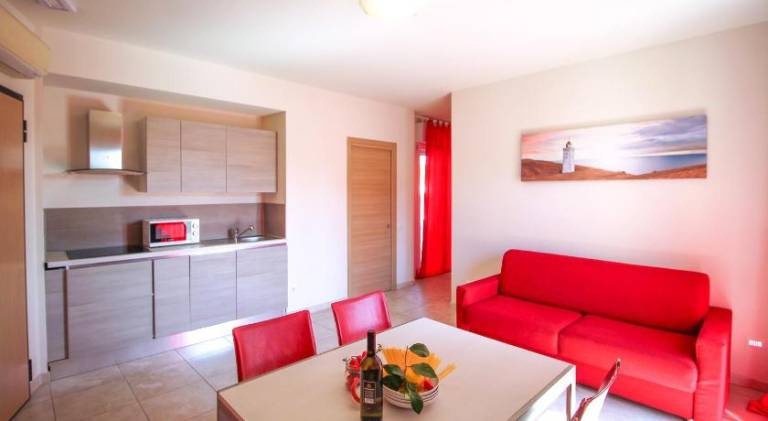 Serviced apartment with pool, BBQ & yard — photo 2