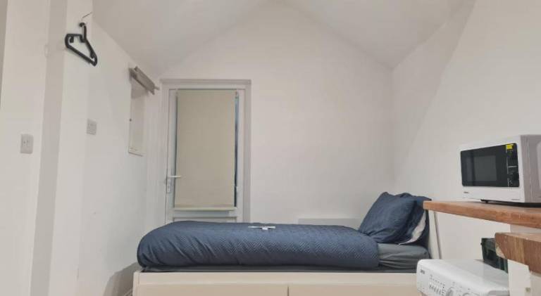 Cozy Detached Studio Retreat with Kitchen & Bath in Milton Keynes