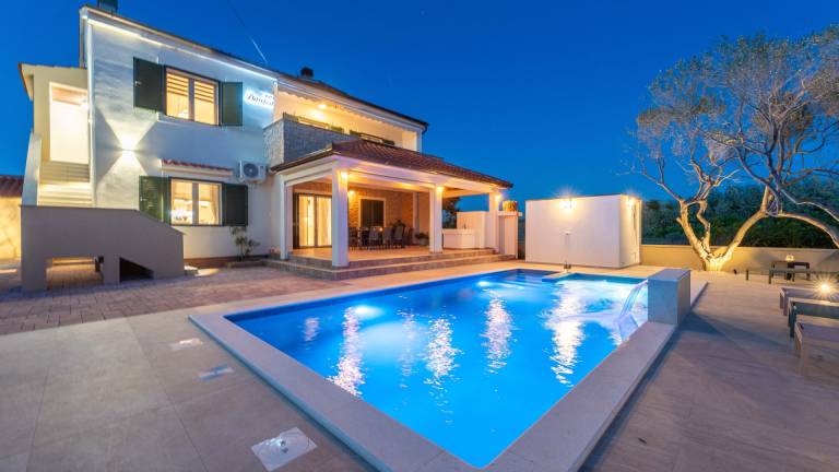 Charming villa with hot tub, pool & sauna | Pets are welcome in Zadar