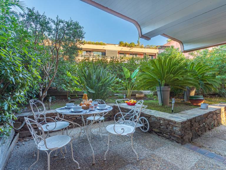 Apartment with yard & patio — photo 5