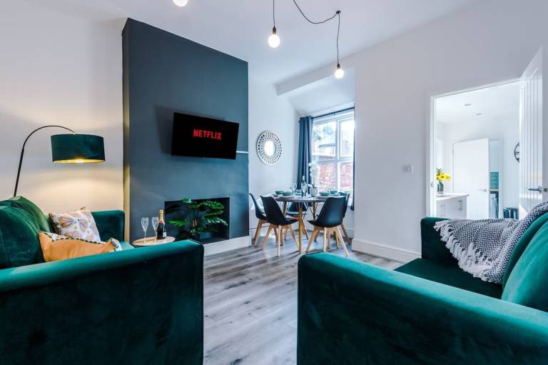 Modern home ideal for business groups sleeps 7 in Crewe