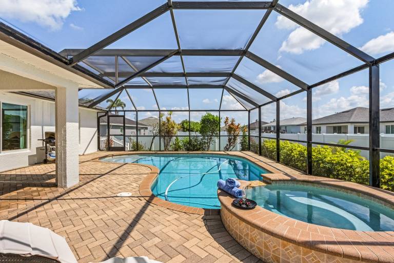 Family-oriented vacation home with hot tub, private pool & barbeque | Pets allowed — photo 3