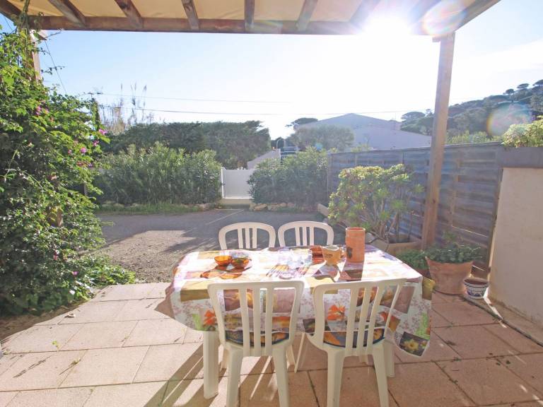 House with yard, patio & barbecue — photo 3