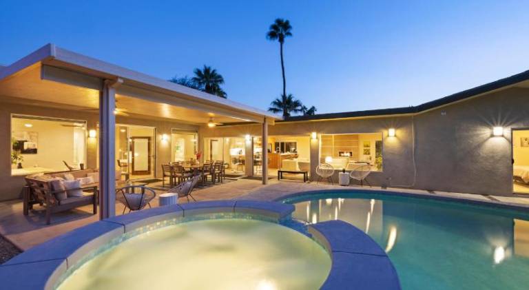 Vacation home with jacuzzi & pool in Palm Springs, CA