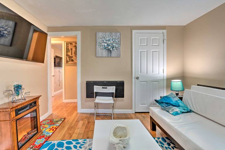Cozy Third-Story Apartment in Dtwn Brockton! — photo 4