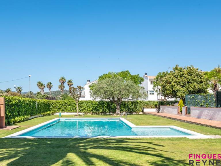 Ground floor apartment with garden and pool access, near Sant Pol beach — photo 2