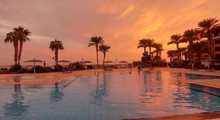 Esplanada flat with free beach, no single men in Hurghada