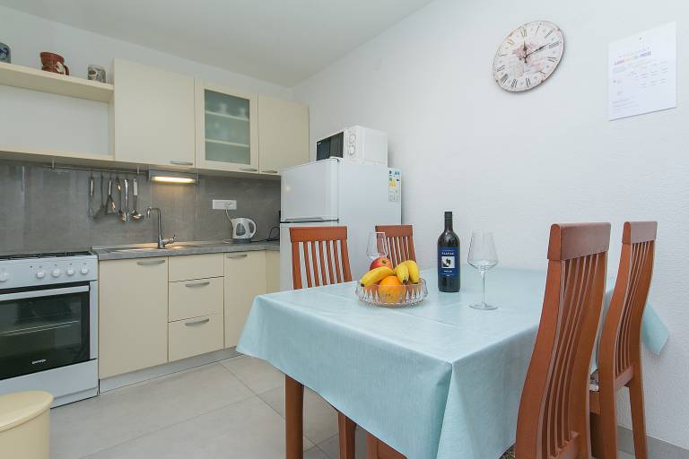 Apartment with grill, terrace & yard — photo 5