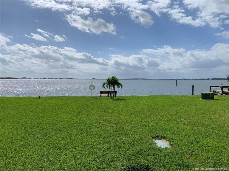 Family-friendly vacation home with jacuzzi, BBQ & heated pool | Pets allowed — photo 2