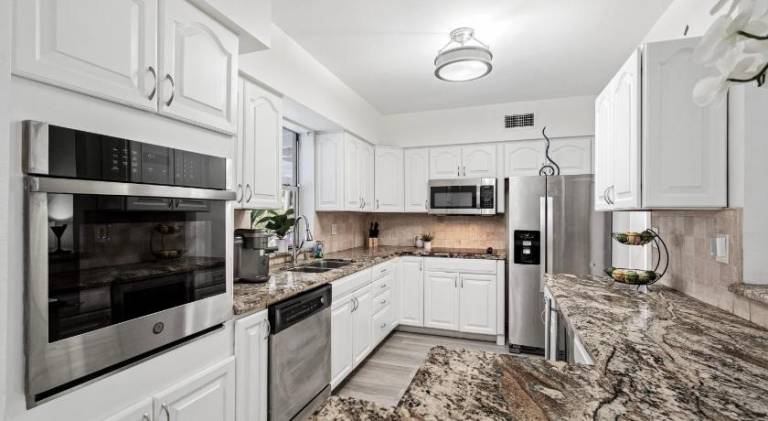 World Cup Luxury Base - 4 Miles to Hard Rock Stadium with Private Pool & Parking — photo 4