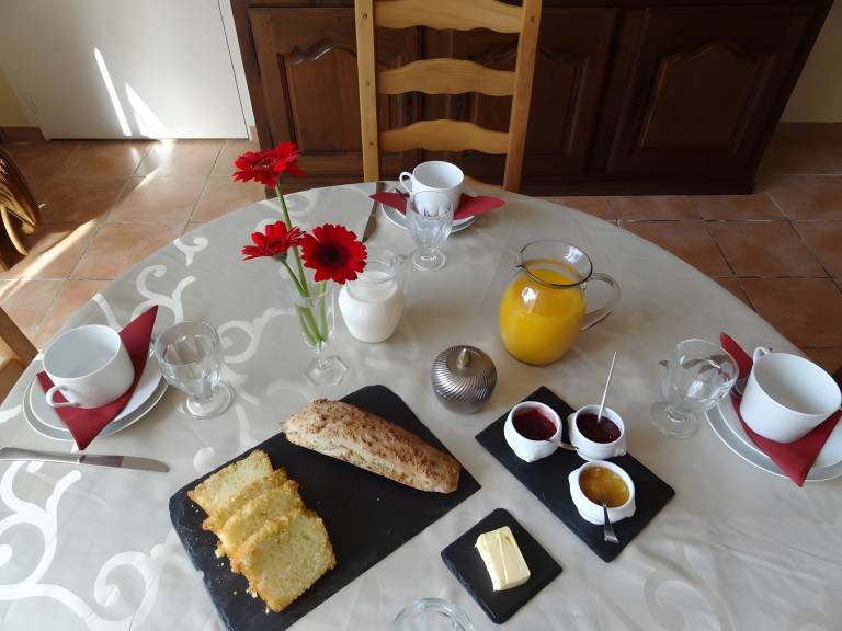 Bed and Breakfast 'Les Malvaux - Chambre Orange' with Shared Pool, Shared Terrace and Wi-Fi — photo 3