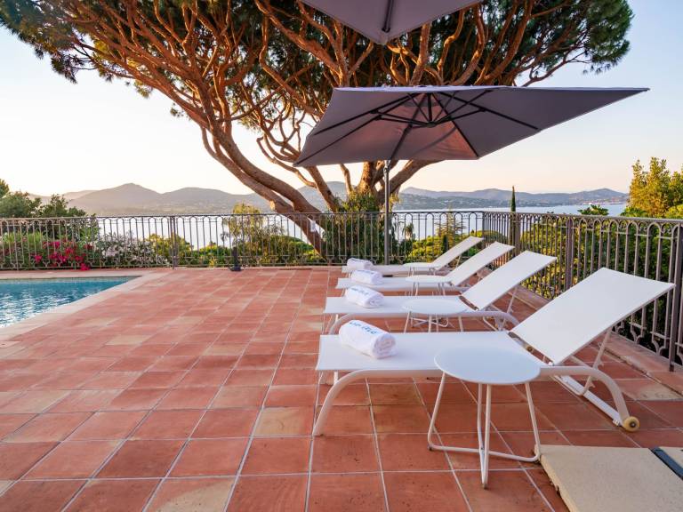 Vacation home with terrace, private pool & yard | Beach nearby | Pet-friendly — photo 3