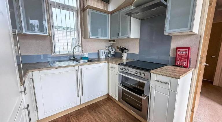 Lovely 6 Berth Caravan With Decking At California Cliffs In Scratby Ref 50048L — photo 5