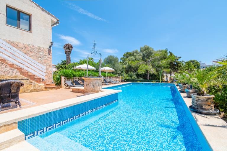 Vacation home with barbeque, garden & private pool — photo 3