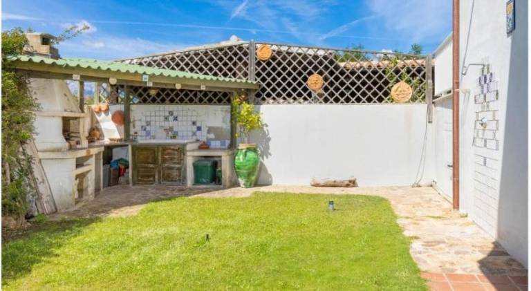 Holiday apartment with grill & yard — photo 4
