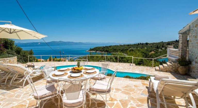 Villa with terrace, yard & private pool | Perfect for remote work — photo 4