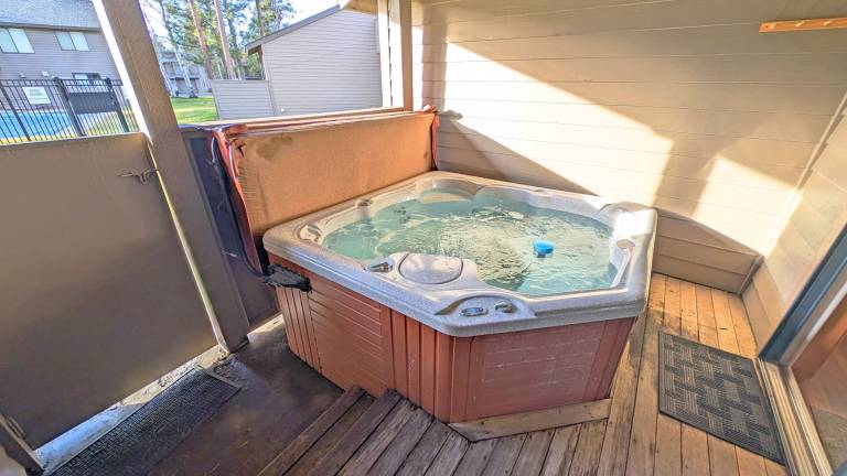 Condo with barbeque, pool & hot tub — photo 5