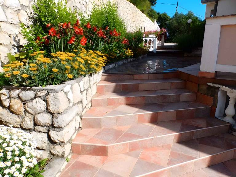 Holiday apartment with terrace, barbecue & yard — photo 4