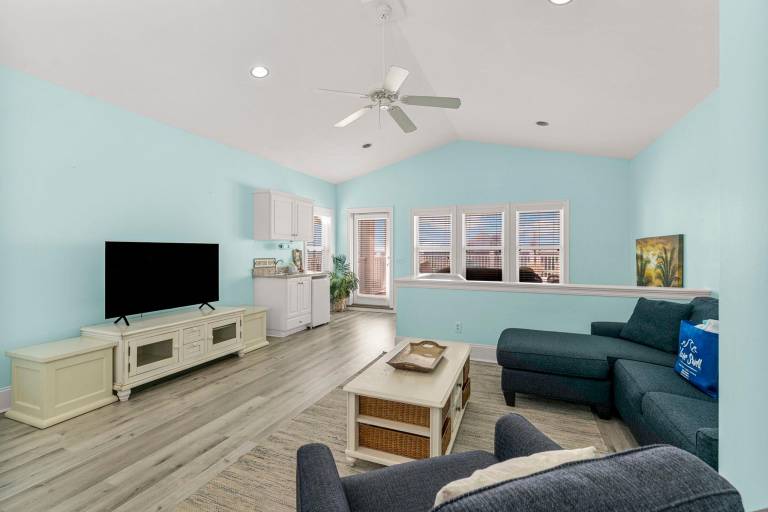 Big vacation home with patio | Beach nearby | Dogs allowed — photo 2