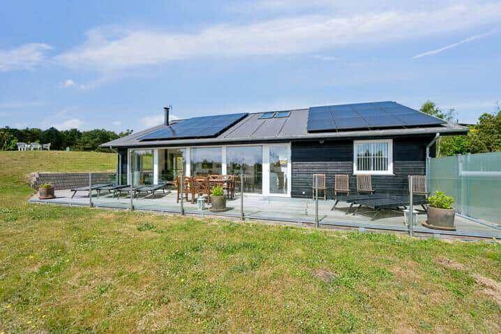 House with barbeque, terrace & hot tub in Ebeltoft