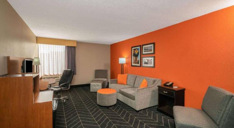 La Quinta Inn & Suites by Wyndham Memphis Airport Graceland — photo 5