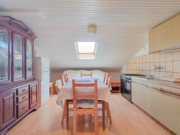 Apartment with terrace, barbecue & yard — photo 4